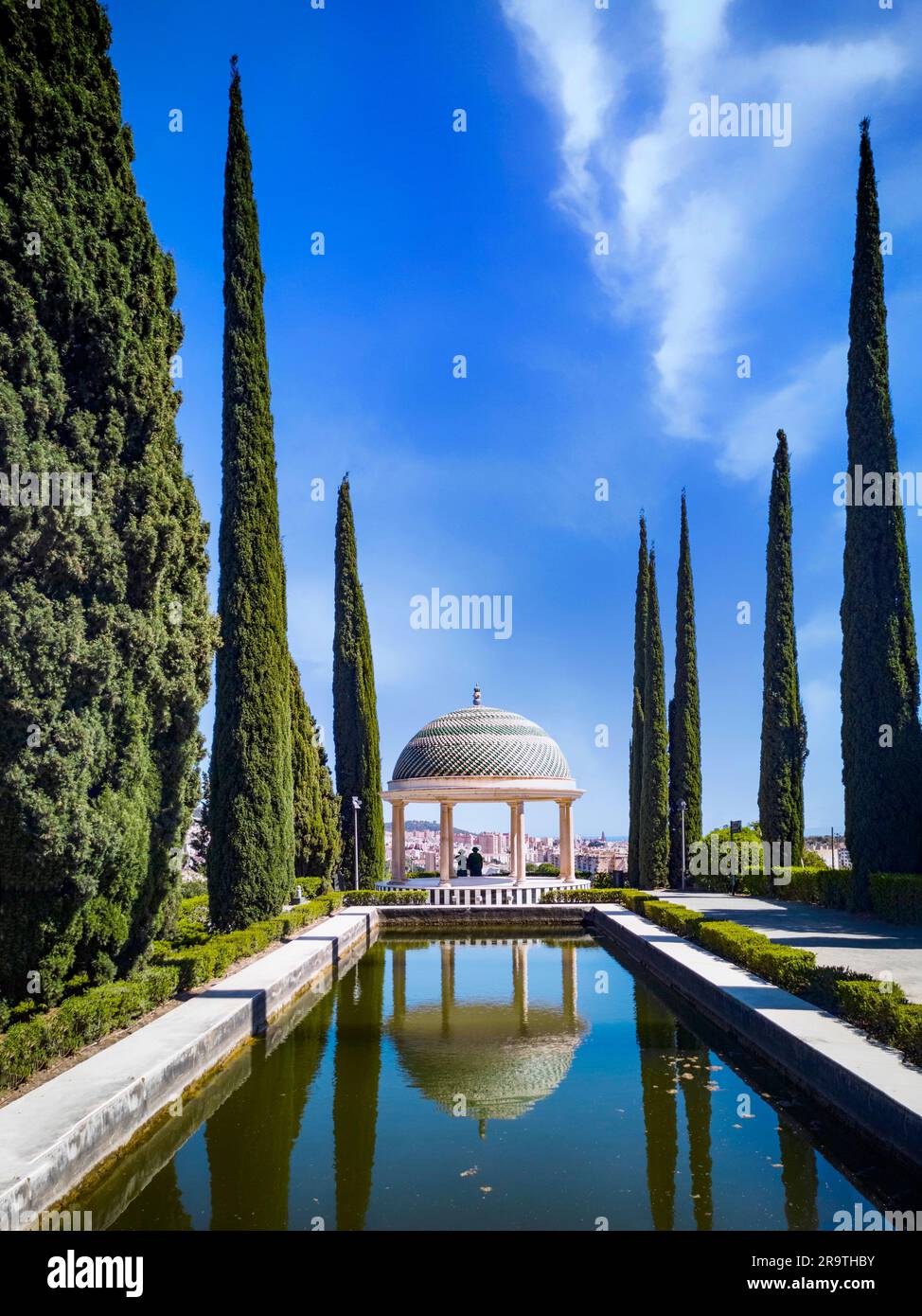 Temple et étang dans le jardin botanique ou jardin Botanico de la Concepcion, Malaga, Andalousie, Espagne Banque D'Images