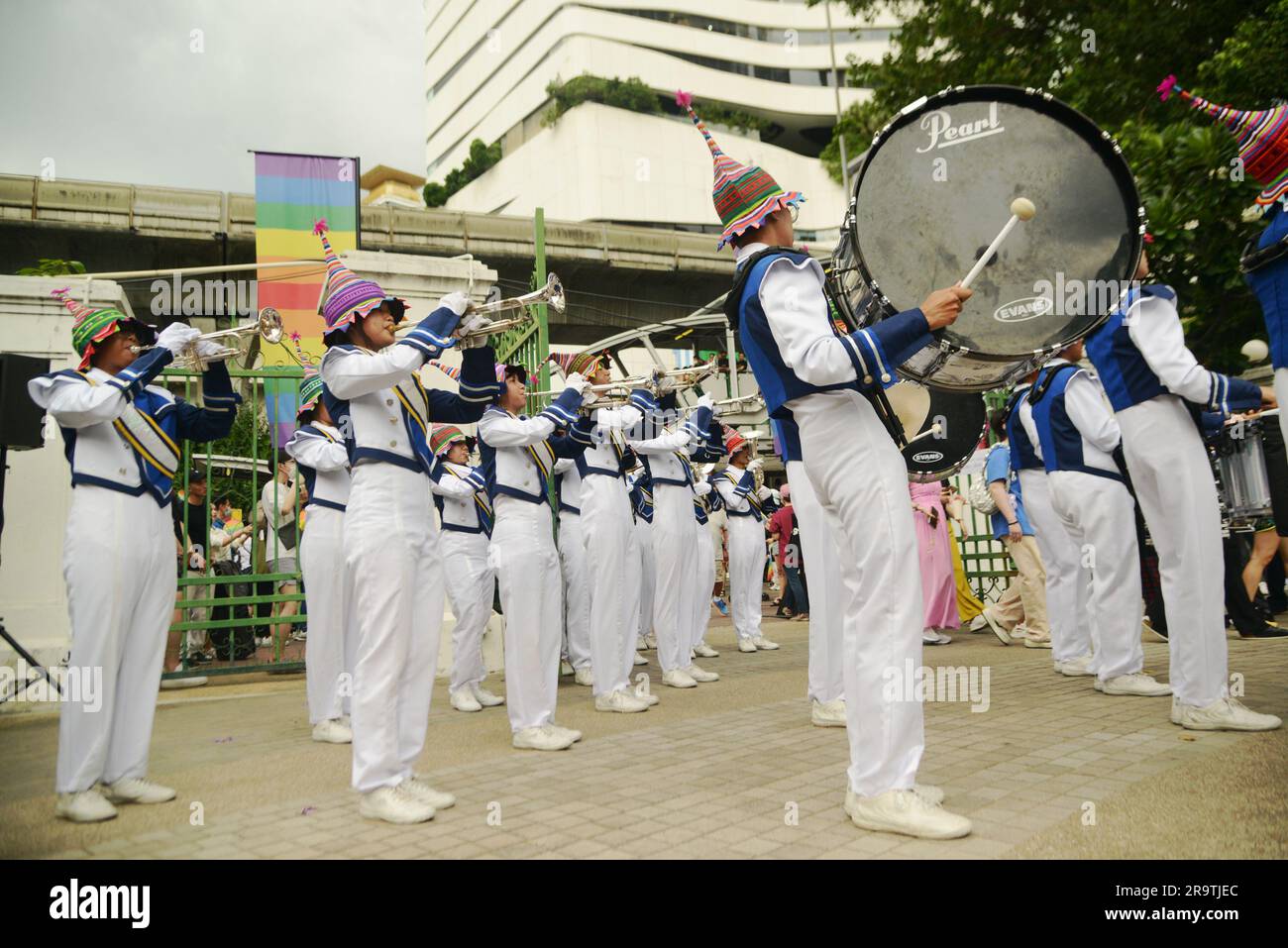 Une vue de la fanfare en train de célébrer dans les rues lors de la parade annuelle de la communauté LGBTQ+ dans Celebrate Pride in Love à la fin de Mardi G. Banque D'Images