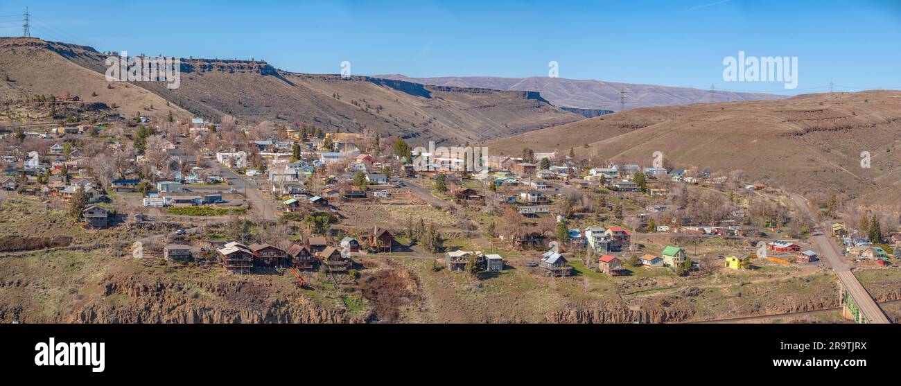 Vue panoramique de la ville de Maupin et paysage vallonné, Oregon, États-Unis Banque D'Images