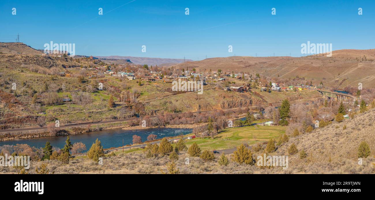 Vue panoramique sur la rivière et la ville de Maupin, Oregon, États-Unis Banque D'Images