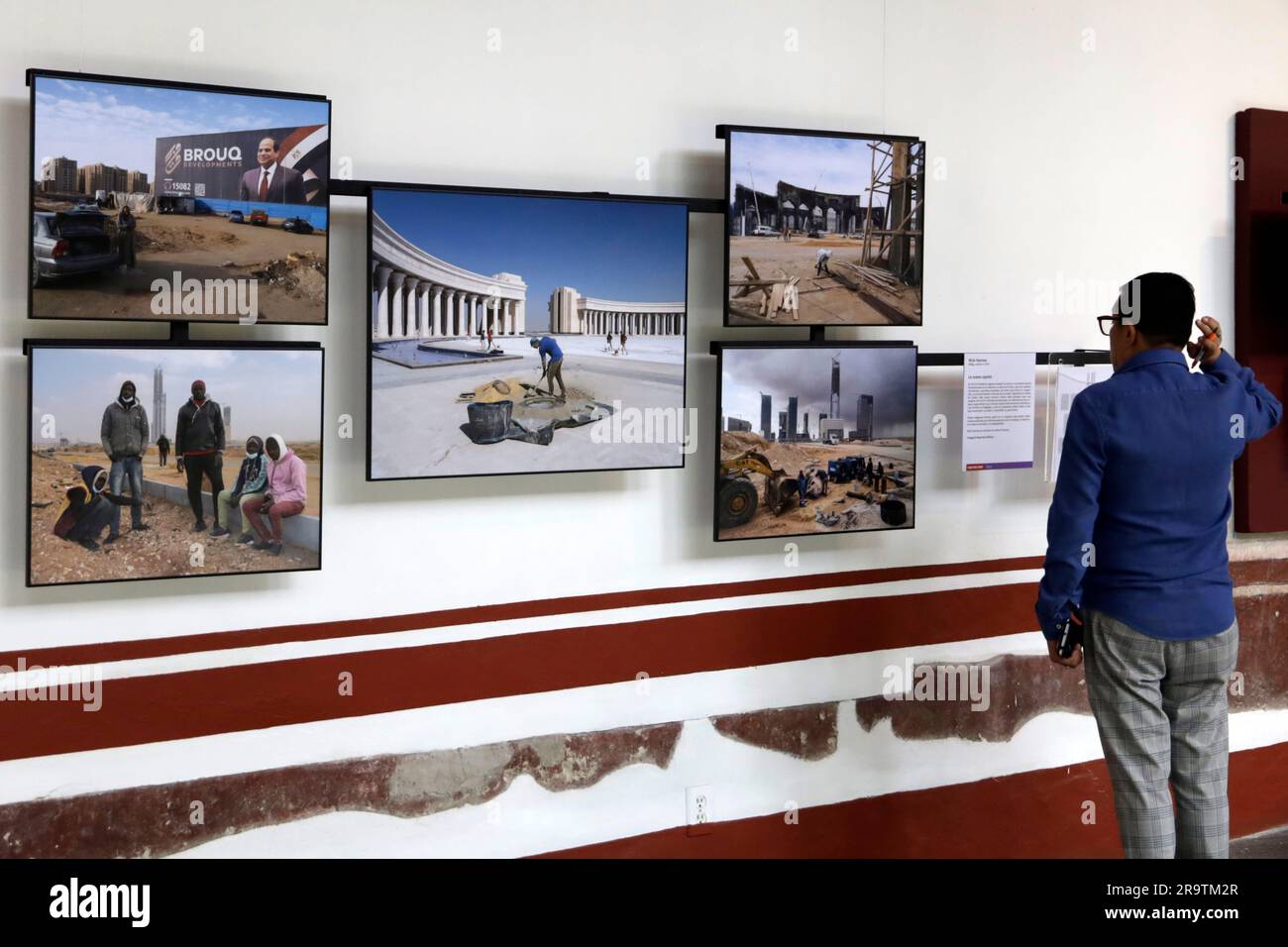 Mexico, Mexique. 28th juin 2023. 28 juin 2023, Mexico, Mexique: Les gens visitent l'exposition de l'édition 2023 de la photo de la presse mondiale avec des thèmes politiques, culturels, d'identité, de migration et de conflits de crise climatique, au Musée Franz Mayer à Mexico. Sur 28 juin 2023 à Mexico, Mexique (photo par Luis Barron/Groupe Eyepix/Sipa USA). Credit: SIPA USA/Alay Live News Banque D'Images