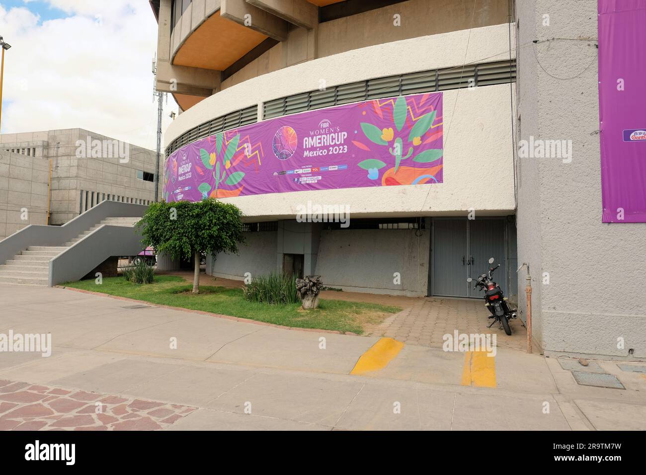 Panneau à l'extérieur de l'arène Domo de la Feria où se tiendra le tournoi de basket-ball 2023 FIBA Women's AmeriCup en juillet ; León, Guanajuato, Mexique. Banque D'Images