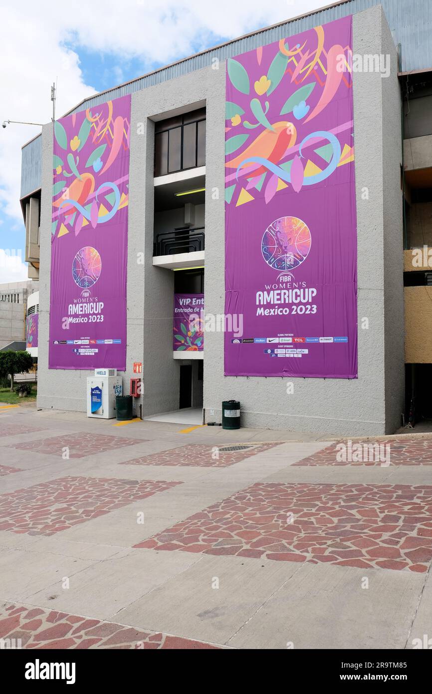 Panneau à l'extérieur de l'arène Domo de la Feria où se tiendra le tournoi de basket-ball 2023 FIBA Women's AmeriCup en juillet ; León, Guanajuato, Mexique. Banque D'Images
