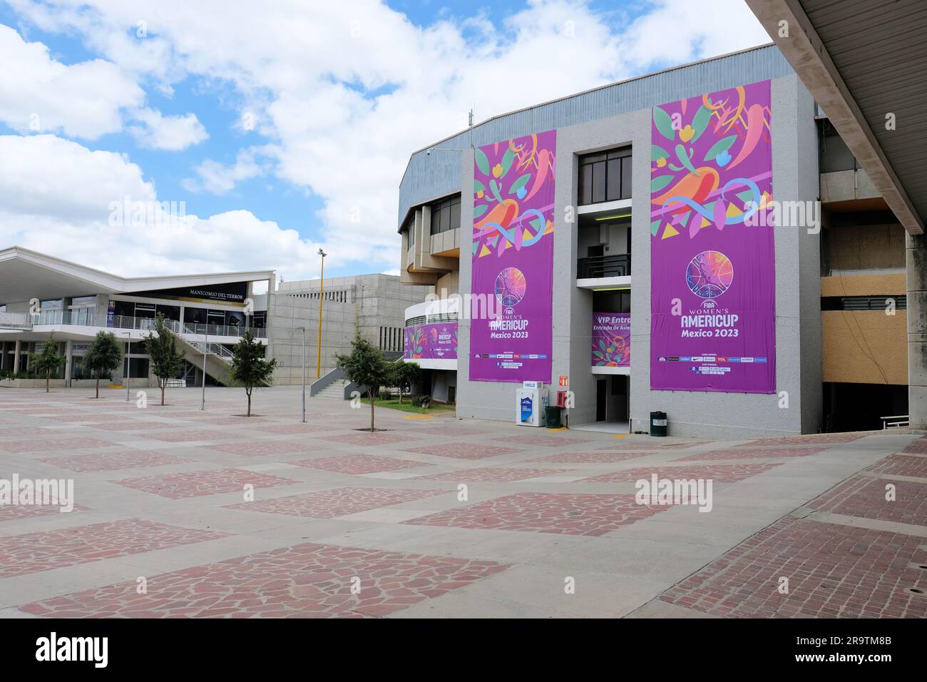 Panneau à l'extérieur de l'arène Domo de la Feria où se tiendra le tournoi de basket-ball 2023 FIBA Women's AmeriCup en juillet ; León, Guanajuato, Mexique. Banque D'Images