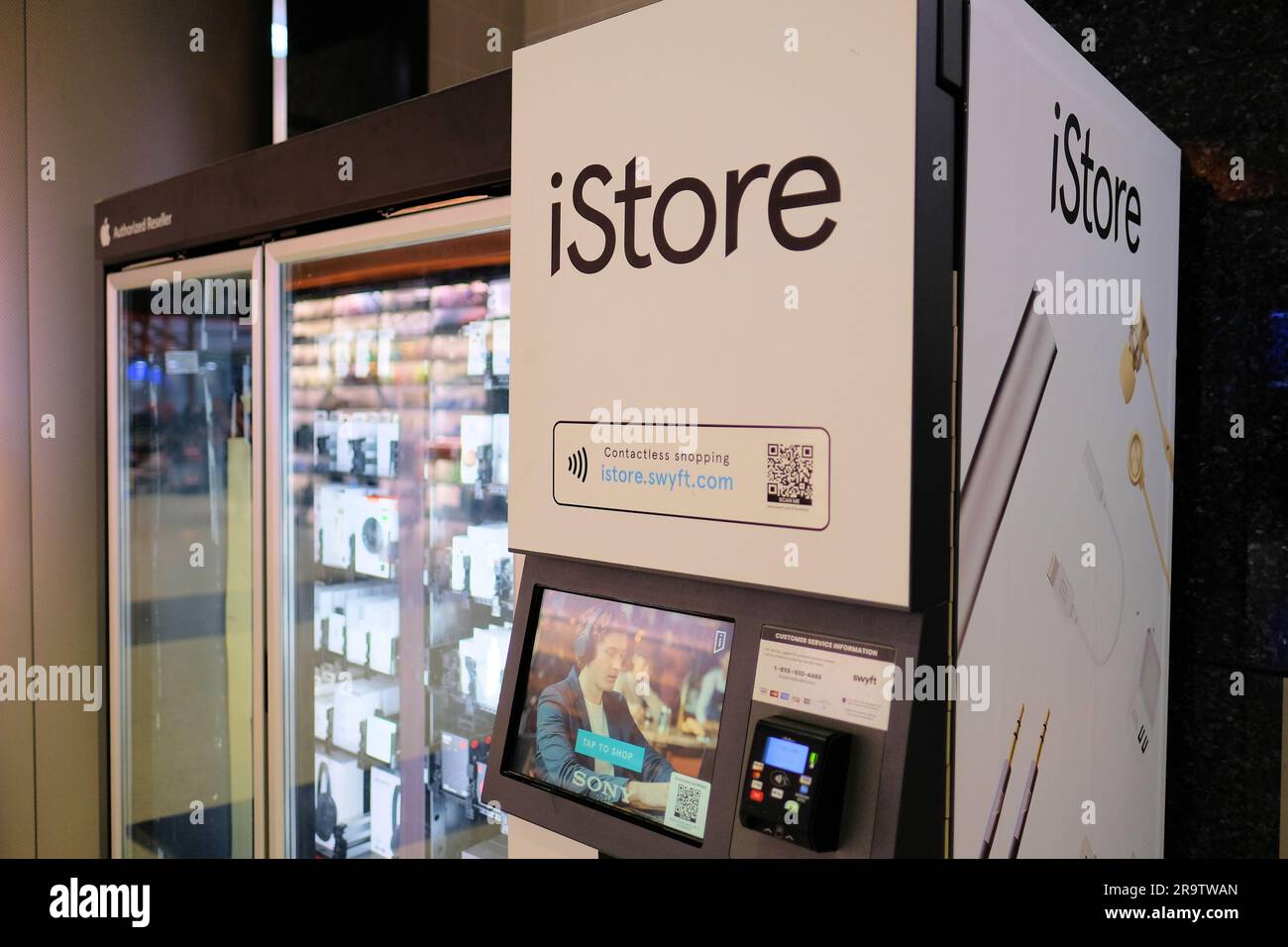 Distributeur automatique iStore ; aéroport international George Bush à Houston, Texas, États-Unis ; commodité, technologie, électronique mobile, achats d'accessoires. Banque D'Images