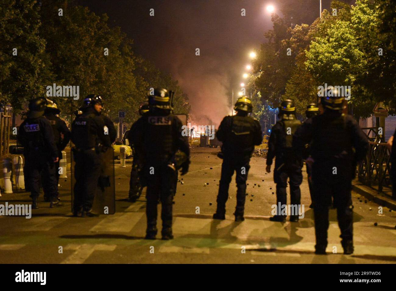 Nanterre, France. 28th juin 2023. Deuxième nuit d'émeutes à Nanterre entre les jeunes et la police à la suite du décès d'un enfant de 17 ans suite à un contrôle routier, à Nanterre dans la nuit du 28 juin 2023 au 29 juin 2023. Photo de Florian Poitout/ABACAPRESS.COM crédit: Abaca Press/Alay Live News Banque D'Images