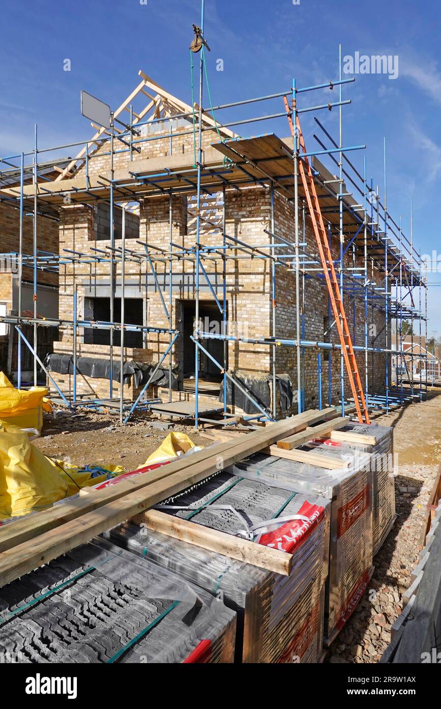 Tuiles de béton Marley dans la charpente de toit d'emballage en plastique menuiserie et extrémité de pignon de brique en construction sur la nouvelle construction propriété résidentielle détachée Angleterre Royaume-Uni Banque D'Images