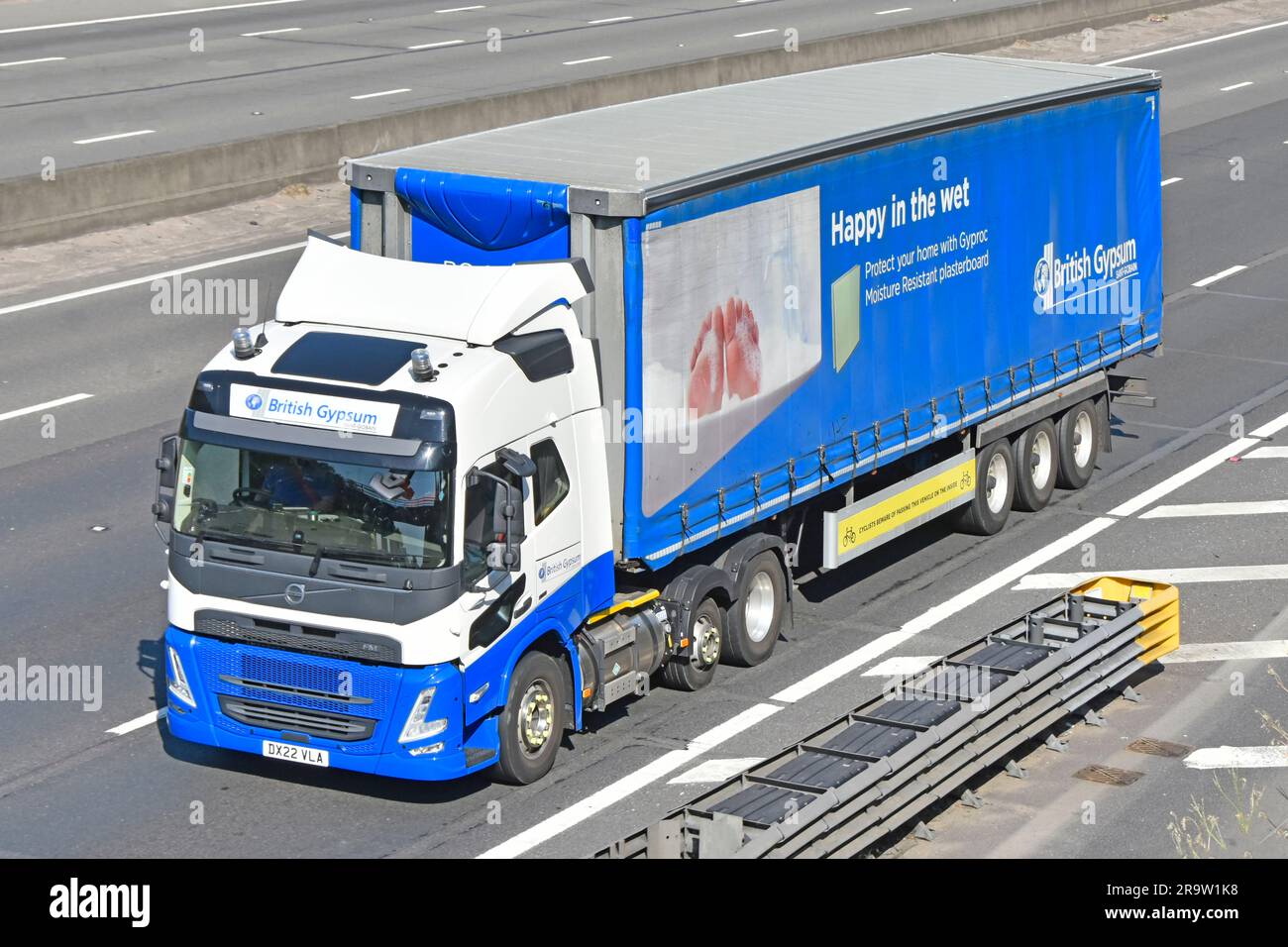 British Gypsum Saint-Gobain placoplâtre revêtement sec entreprise côté et vue de face chaîne d'approvisionnement Volvo camion camion & remorque marque de transport publicité Royaume-Uni Banque D'Images
