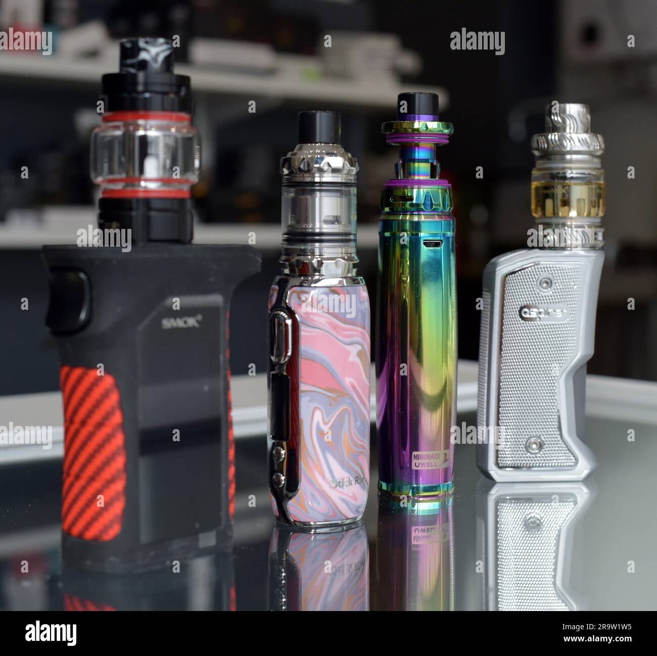 elfbar nachfüll pod läuft aus Photo du dossier datée du 21/02/2020 des produits de vapotage exposés dans  une boutique de vape. Huit enfants d'une école secondaire ont eu besoin  d'un traitement hospitalier après avoir utilisé des cigarettes