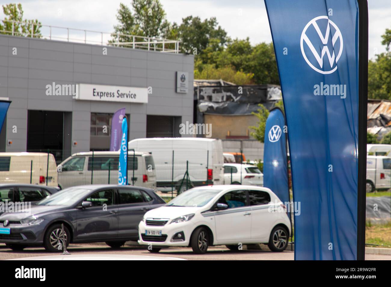 Bordeaux , France - 06 27 2023 : texte et logo de marque du drapeau vw face avant véhicule floue bâtiment express service concessionnaire Volkswagen signalisation Banque D'Images