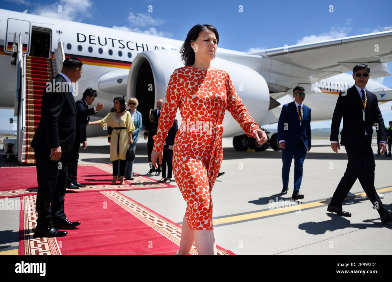 Oulan Bator, Mongolie. 29th juin 2023. Annalena Baerbock (Bündnis 90/Die Grünen, M), ministre des Affaires étrangères, arrive à l'aéroport international de Chinggis Khaan. Le ministre des Affaires étrangères Baerbock est en Mongolie pour une réunion des ministres des Affaires étrangères traitant des questions de politique étrangère féministe. Credit: Bernd von Jutrczenka/dpa/Alamy Live News Banque D'Images