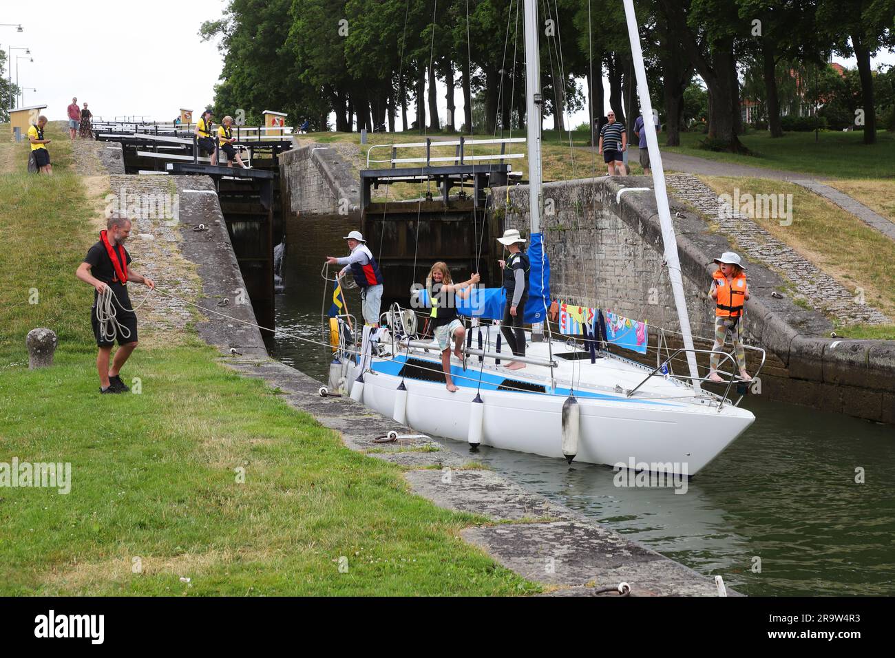Berg, Suède - 27 juin 2023: Un bateau de loisirs avec une famille Voyage le canal de Gota verrouillage en aval dans les écluses de Berg. Banque D'Images