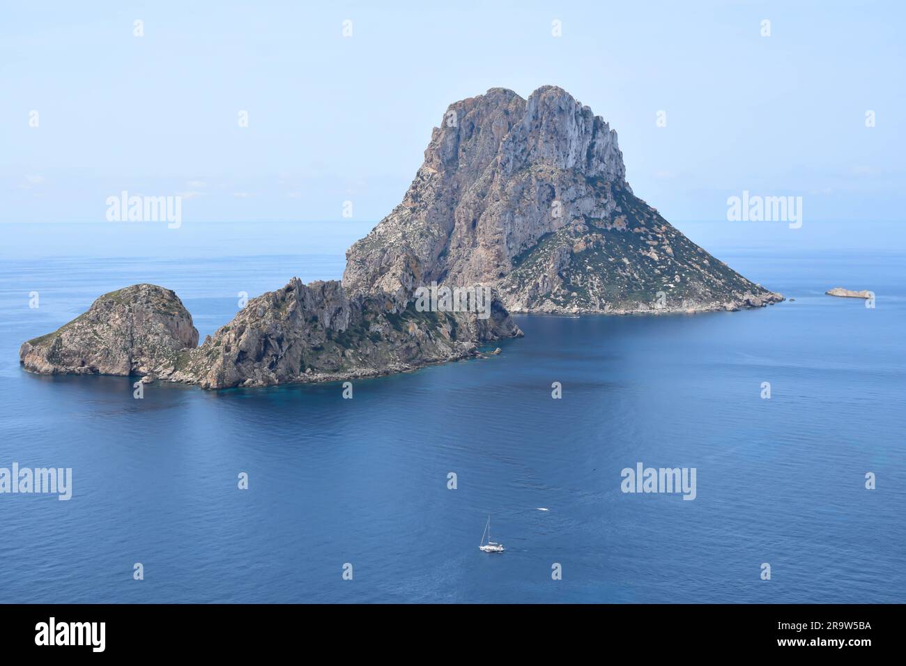 Les îlots d'es Vedra et es Vedranell d'une des falaises du parc naturel de Cala d'Hort, à Ibiza, en Espagne. Banque D'Images