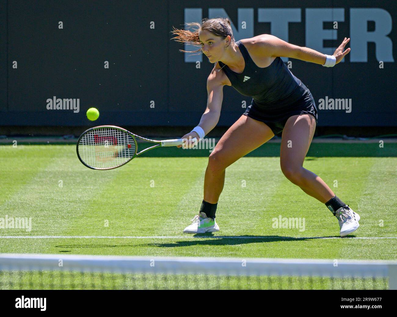 Jodie Burrage (GBR) jouant son premier match de qualification au premier jour de l'internationale Rothesay, Eastbourne 24th juin 2023. Banque D'Images