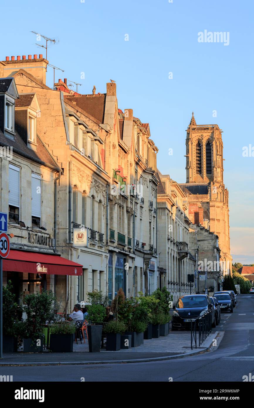 Bistro dans la lumière du soir avec la cathédrale Saint-Gervais-et-Saint-Protais à Soissons Aisne France Banque D'Images