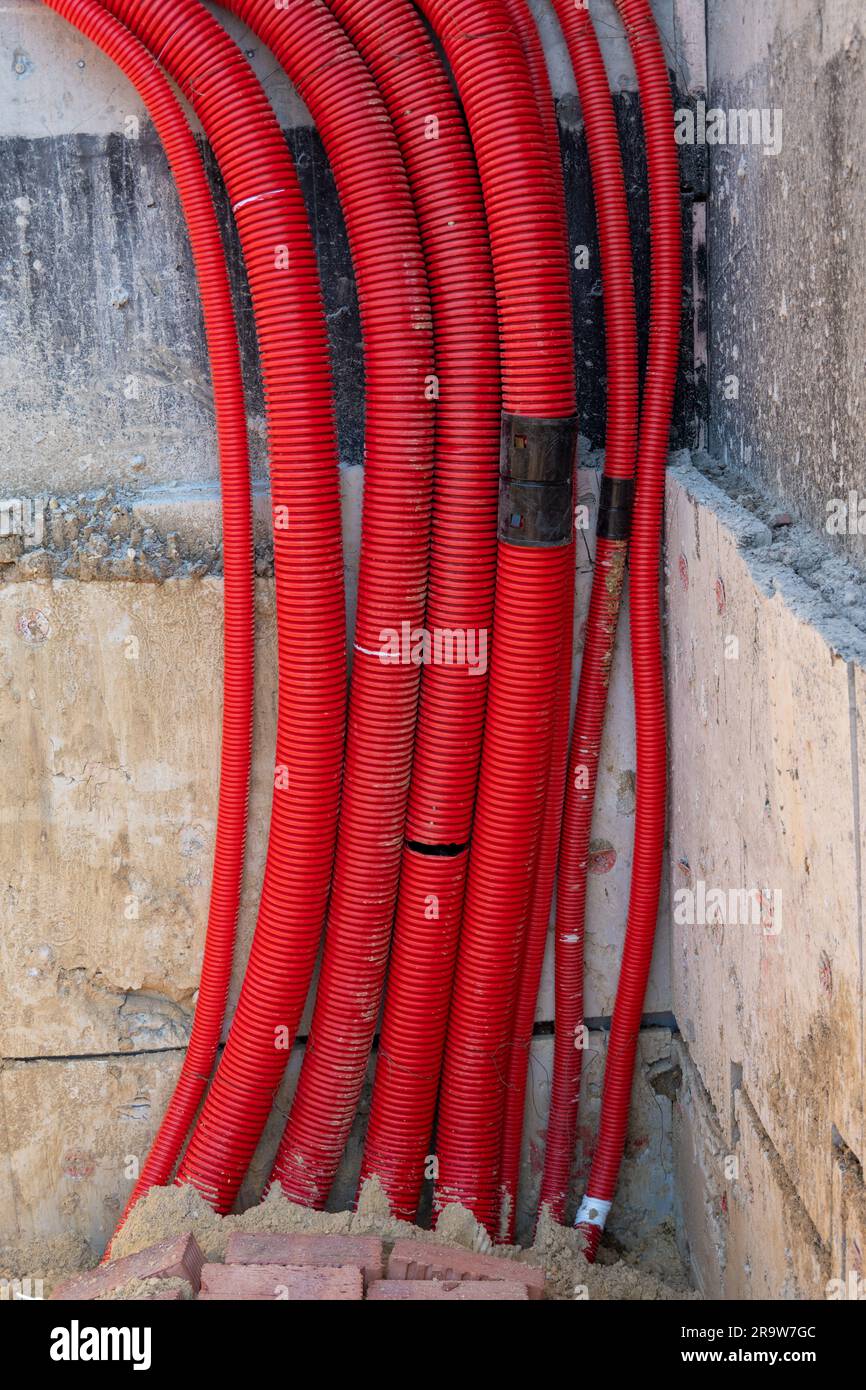Tuyau de tuyauterie rouge en gros plan. Drainage, tuyaux, tuyaux. Tuyaux  rouges du système d'alimentation en eau et de chauffage. Installation d'un  système d'alimentation en eau dans un Photo Stock - Alamy