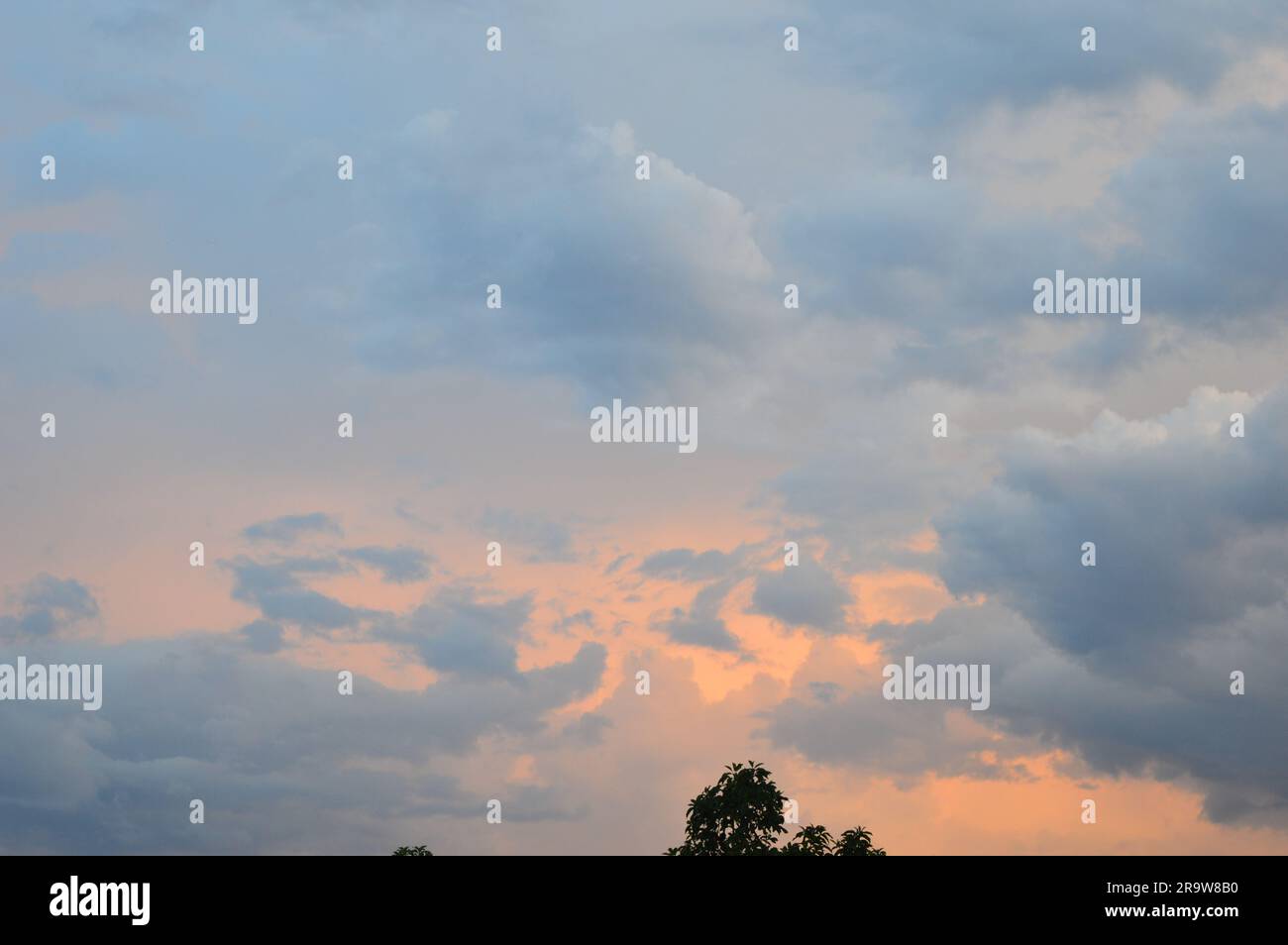 Coucher du soleil sur le crépuscule le soir Banque D'Images