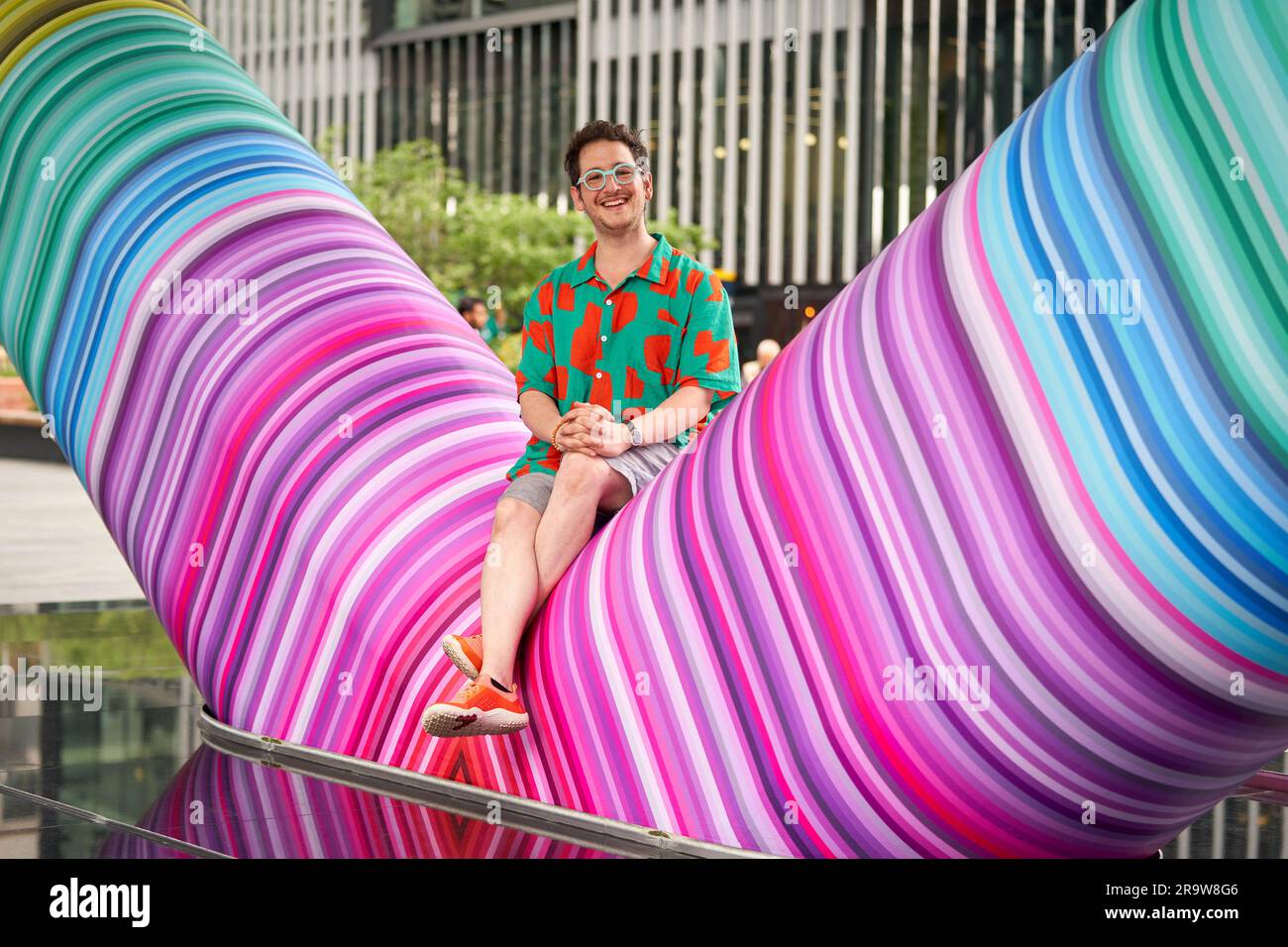 A USAGE ÉDITORIAL EXCLUSIF Adam Nathaniel Furman, concepteur LGBTQ+, dévoile sa nouvelle installation artistique permanente avec Canary Wharf Group, intitulée « Click Your Heels Together Three Times », Londres. Date de publication : jeudi 29 juin 2023. Banque D'Images