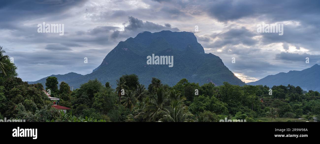 Paysage panoramique de Doi Luang Chiang Dao montagne calcaire au coucher du soleil sous ciel nuageux de mousson, Chiang Dao, Chiang Mai, Thaïlande Banque D'Images