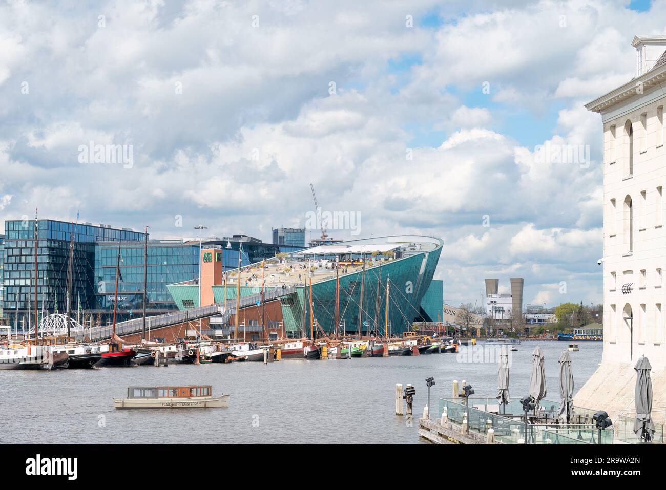 Amsterdam, pays-Bas - NEMO Science Museum by Renzo Piano Building Workshop sur l'eau Banque D'Images