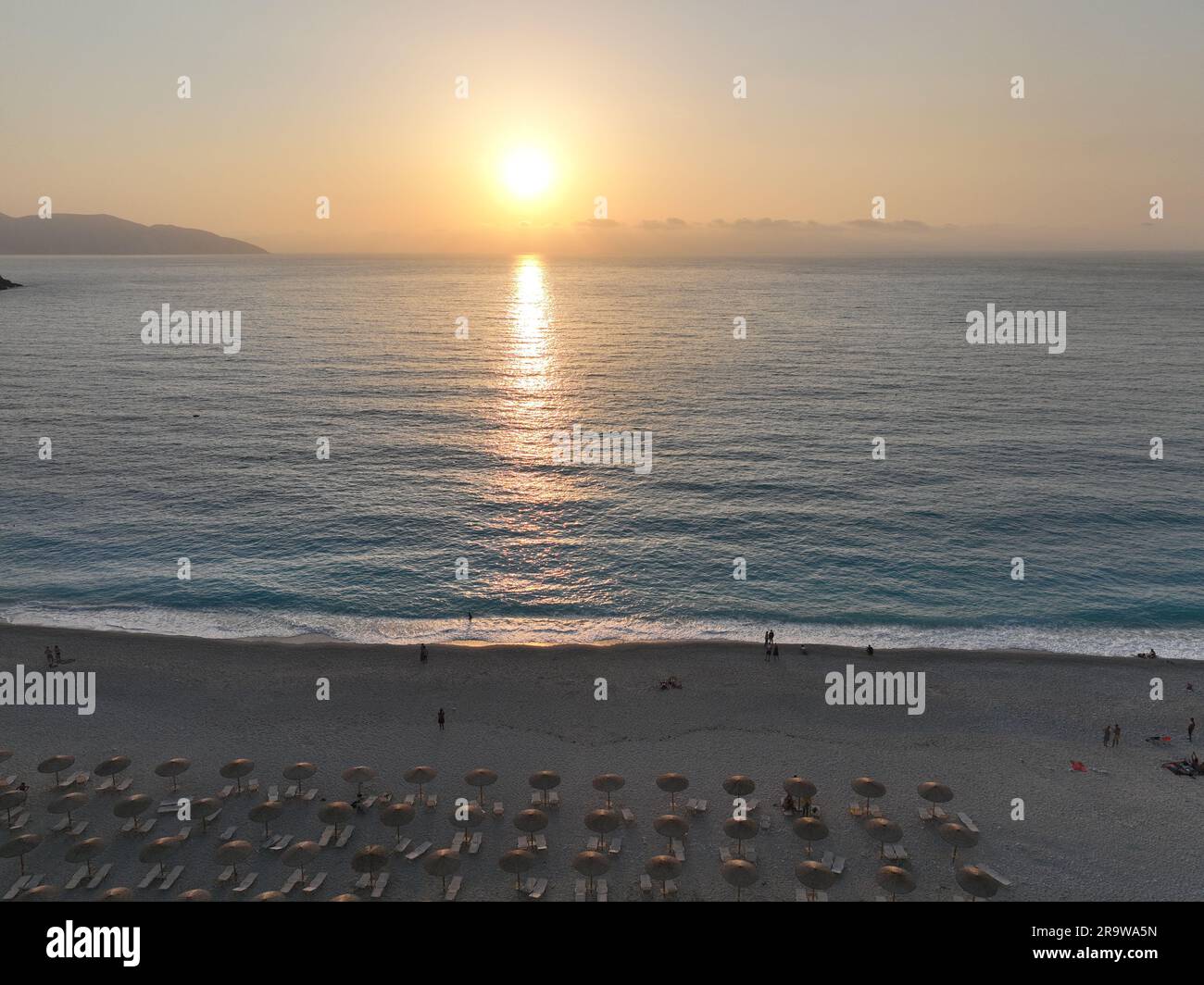 Coucher de soleil sur la plage de Myrtos Banque D'Images