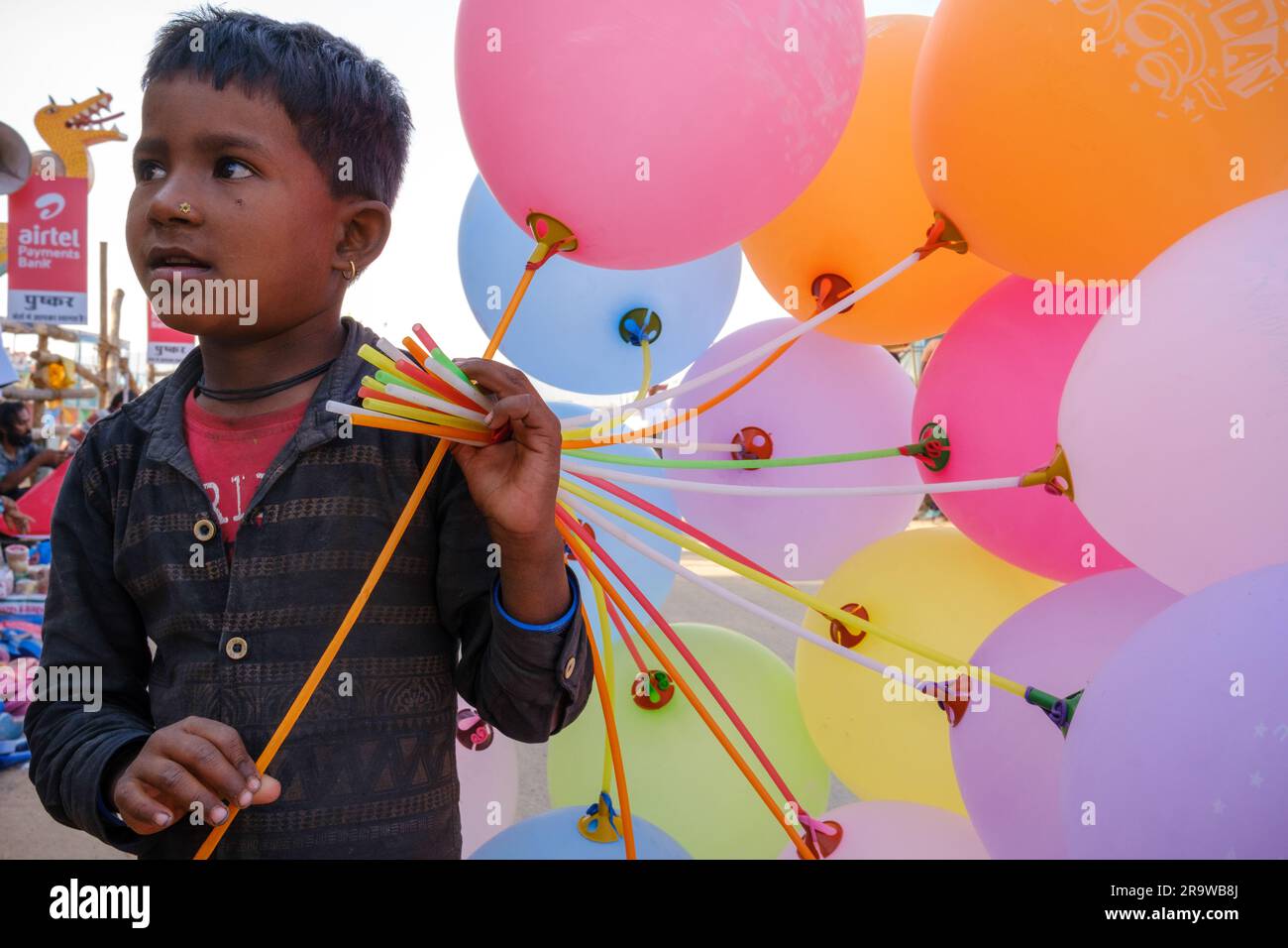 Un garçon vend des ballons à la Foire de Pouchkar Camel, en Inde Banque D'Images