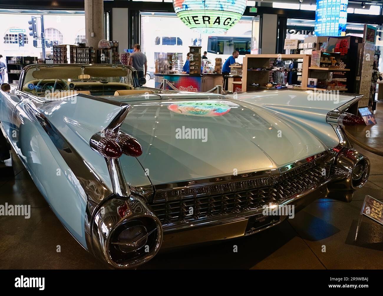1959 Cadillac Eldorado Biarritz voiture décapotable appartenant à Elvis Presley exposée la boutique de souvenirs la la Land Hollywood Blvd Los Angeles California USA Banque D'Images