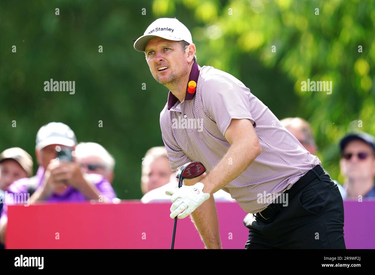 Justin Rose, d'Angleterre, observe après avoir coupé le 17th au cours de la première journée des Betfred British Masters au Beffroi, Sutton Coldfield. Date de la photo: Jeudi 29 juin 2023. Banque D'Images