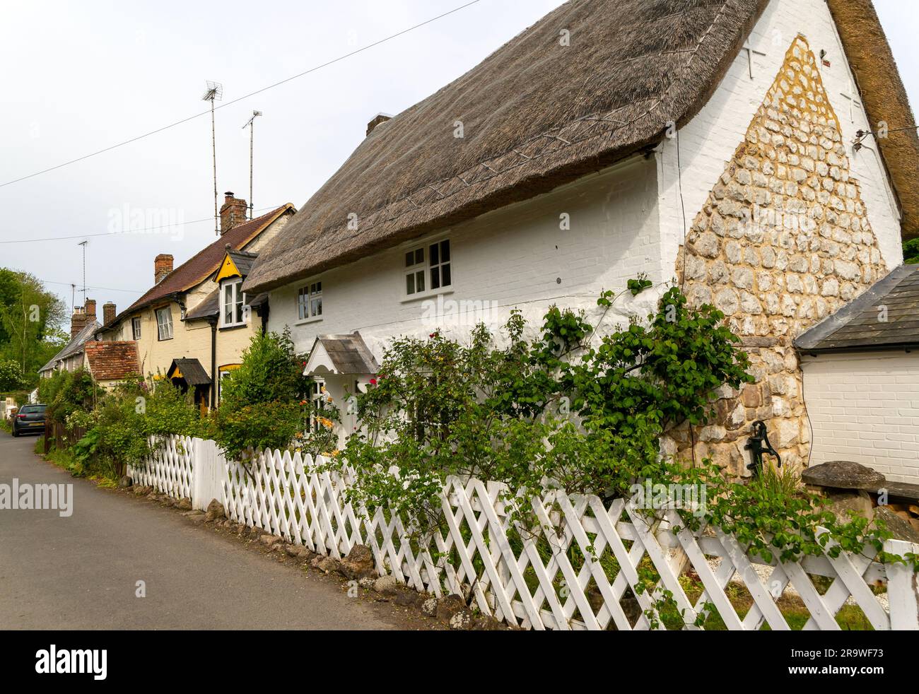 Beaux chalets historiques dans le village d'Avebury, Wiltshire, Angleterre, Royaume-Uni Banque D'Images