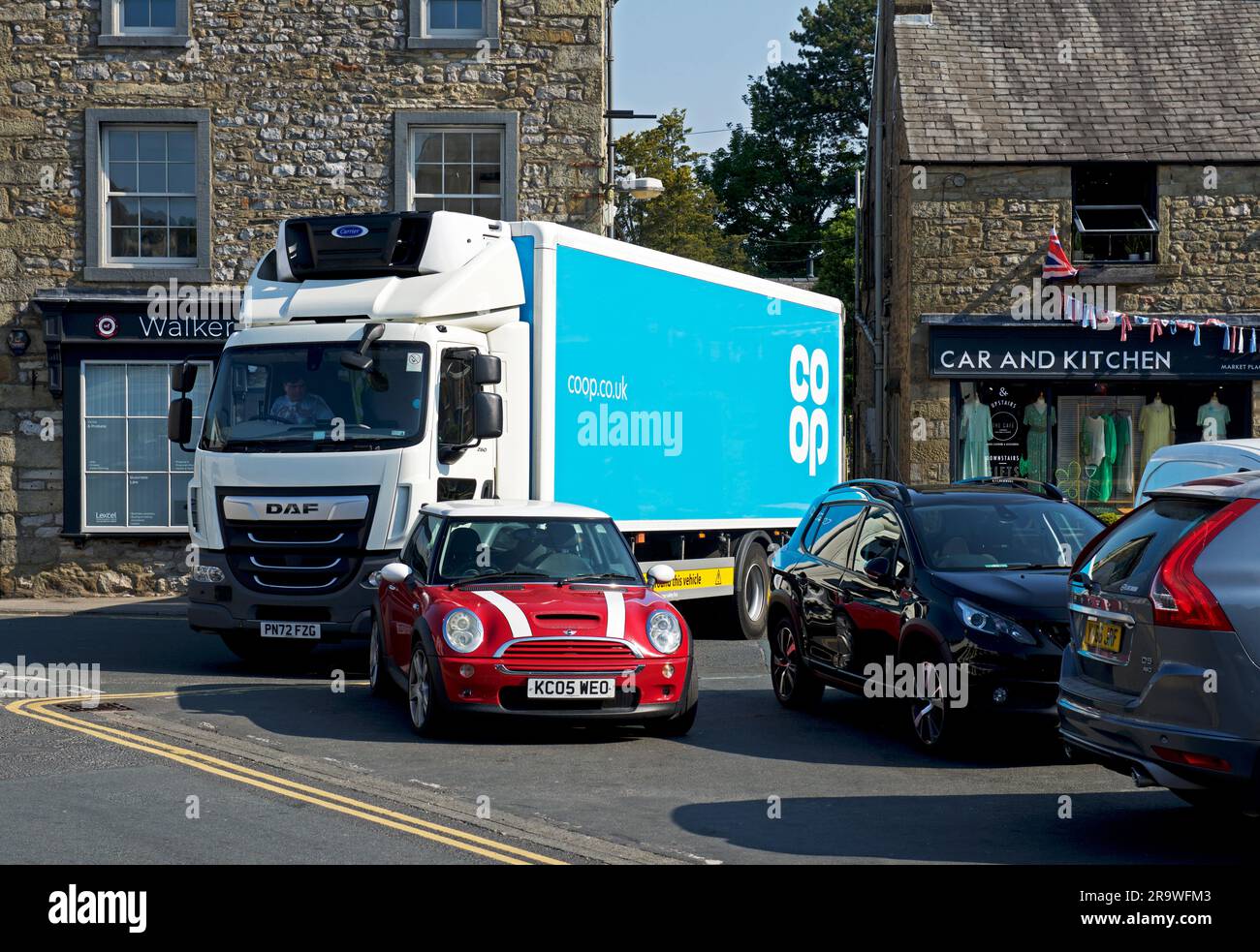 Une fourgonnette de livraison Coop se pressant dans la baie de chargement du magasin Coop, à Settle, dans le North Yorkshire, en Angleterre Banque D'Images