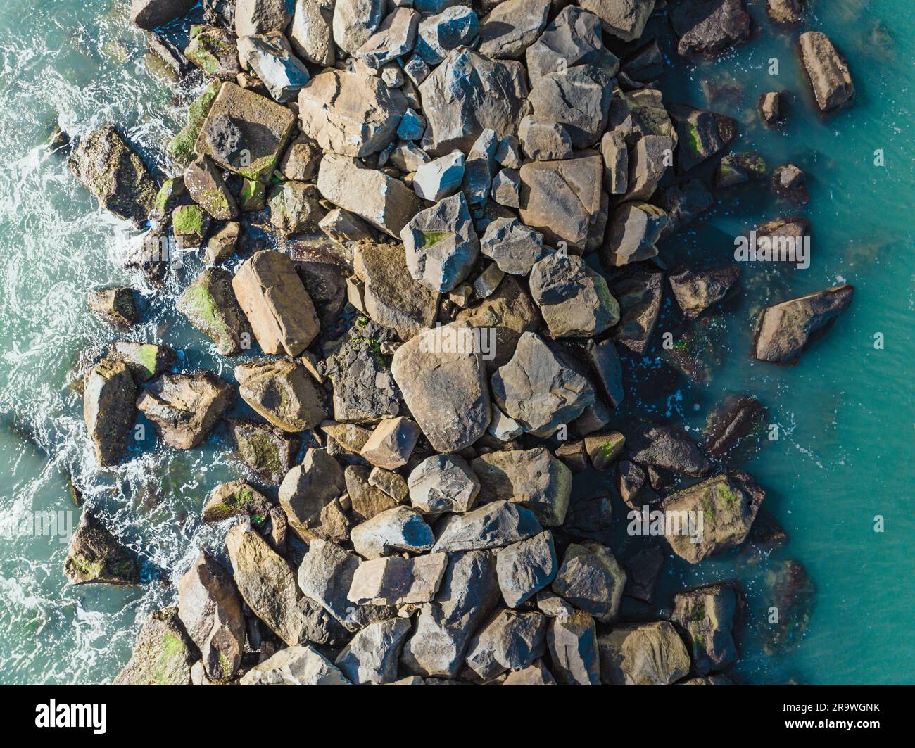 Gros plan sur de grandes roches entourées d'eaux turquoise de Murrells Inlet, en Caroline du Sud Banque D'Images