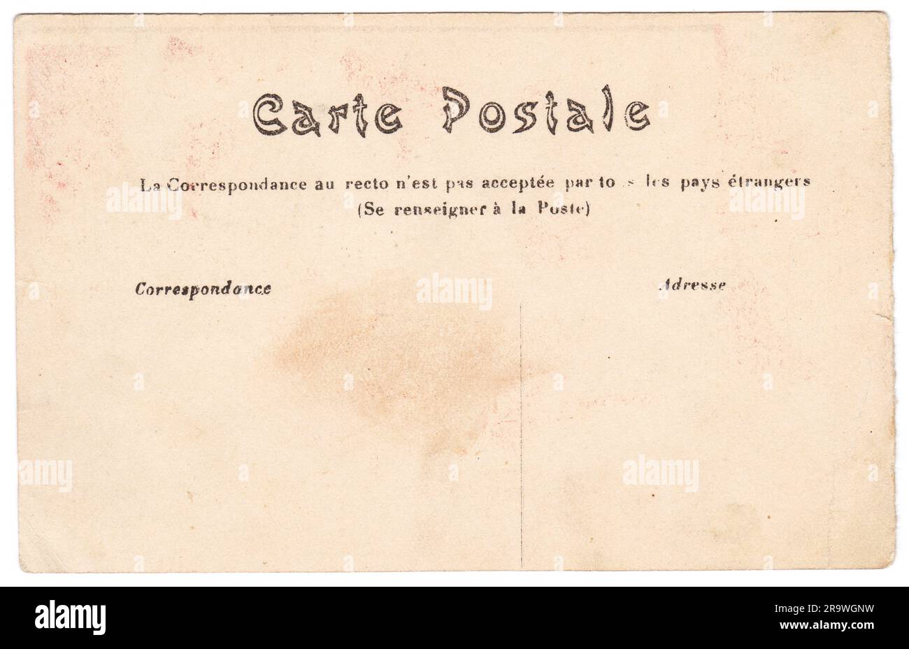 Carte postale vintage verso avec bords altérés sur fond blanc imprimé en 1910, France Banque D'Images