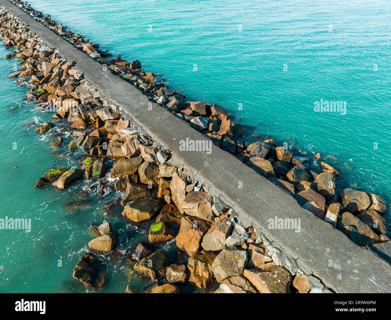 Gros plan sur de grandes roches entourées d'eaux turquoise de Murrells Inlet, en Caroline du Sud Banque D'Images