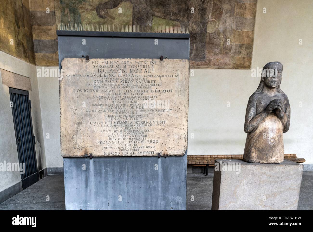 Plaque originale autrefois placée sous la colonne de la honte ('Colonna Infame') au Portico dell'Elefante, Cour ducale du Castello Sforzesco, Milan, Italie Banque D'Images