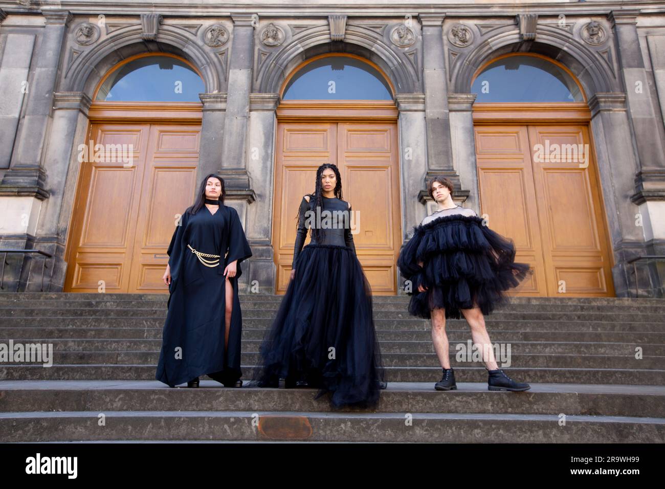 Édimbourg. Écosse. ROYAUME-UNI. 29th June2022. Musée national d'Écosse présente une nouvelle exposition. Avis d'appel : au-delà de la petite robe noire. Une nouvelle exposition au Musée national d'Écosse déconstruira la petite robe noire, examinant le pouvoir radical de la couleur noire à la mode. Des classiques du design aux créations de passerelle de pointe, Beyond the Little Black Dress (1 juillet au 29 octobre 2023) rassemblera plus de 60 looks saisissants issus de collections et de designers du monde entier. L'exposition se déroulera du samedi 1 juillet au dimanche 29 octobre 2023. Photo: Pako Mera Banque D'Images