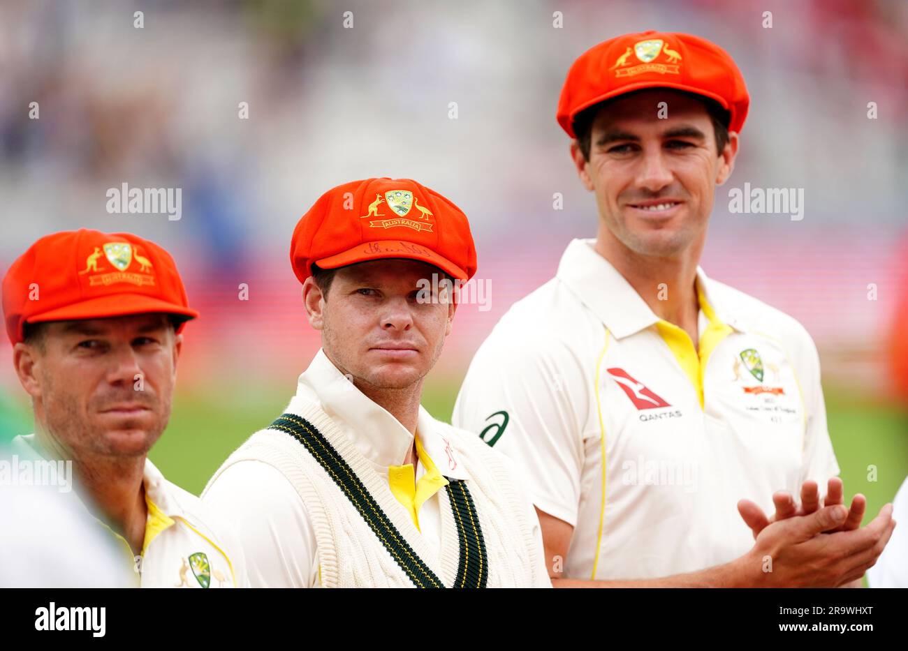 Steve Smith (au centre) en Australie et David Warner (à gauche) et le  capitaine Pat Cummins portent des casquettes rouges pour la fondation Ruth  Strauss avant le deuxième jour du deuxième match