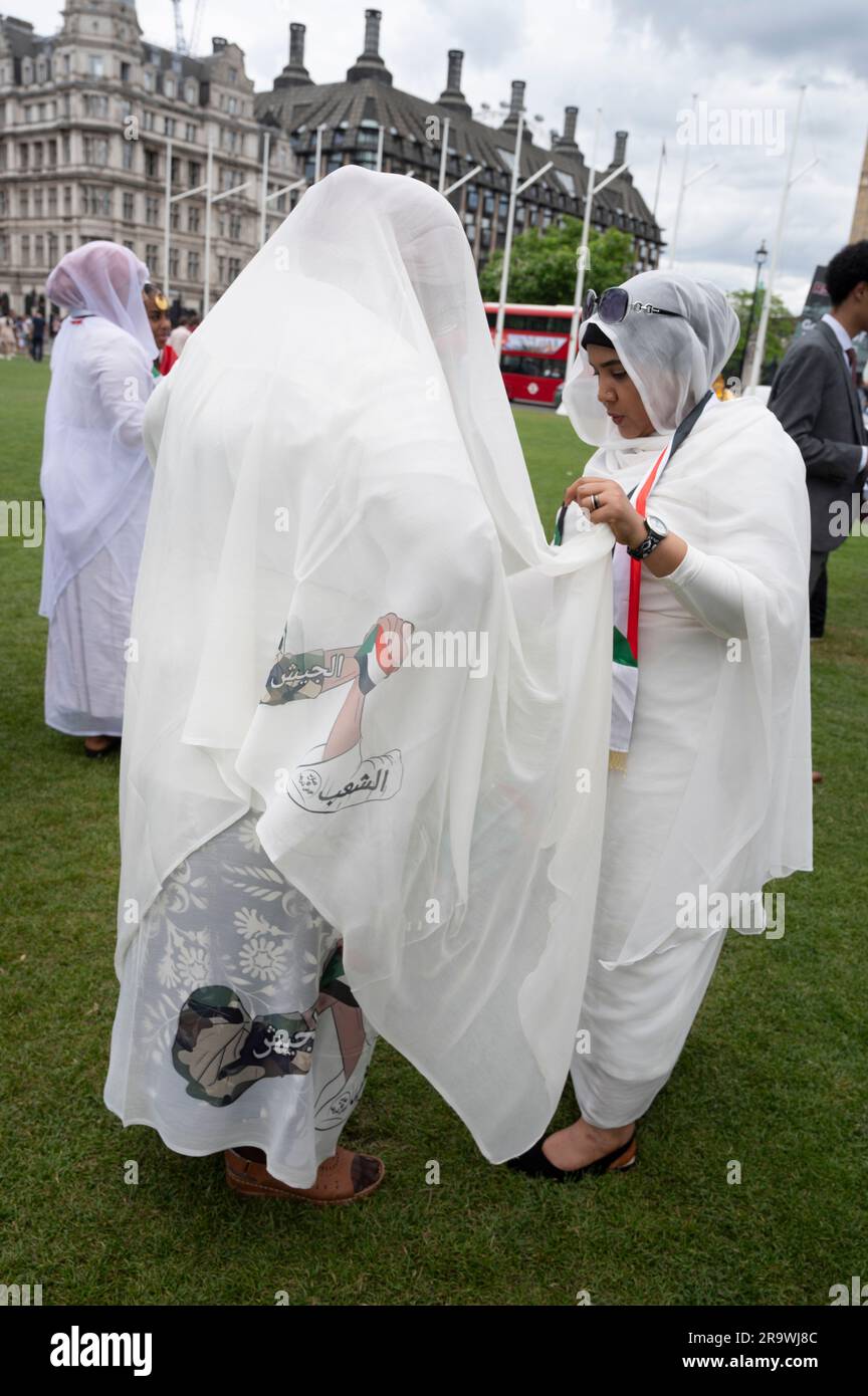 Place du Parlement, Londres. June24th 2023. Les femmes soudanaises se préparent à protester contre la guerre au Soudan et à porter des tobes spéciaux, le traditionnel grand l Banque D'Images