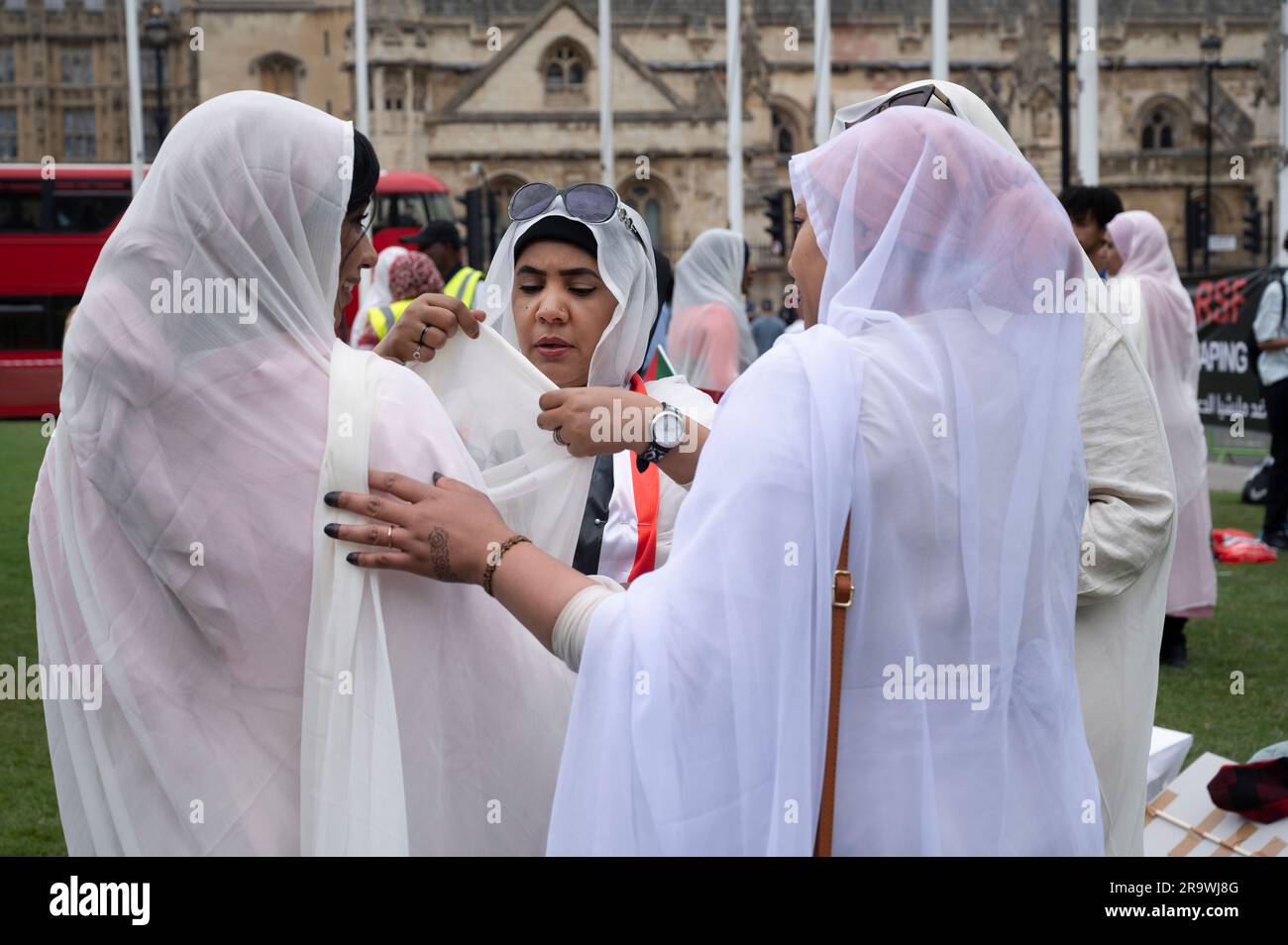 Place du Parlement, Londres. June24th 2023. Les femmes soudanaises se préparent à protester contre la guerre au Soudan et à porter des tobes spéciaux, le traditionnel grand l Banque D'Images