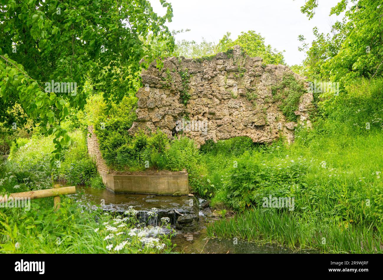 Rockworks Folly à côté du ruisseau Byde Brook affluent de la rivière Avon, Lacock, Wiltshire, Angleterre, Royaume-Uni Banque D'Images