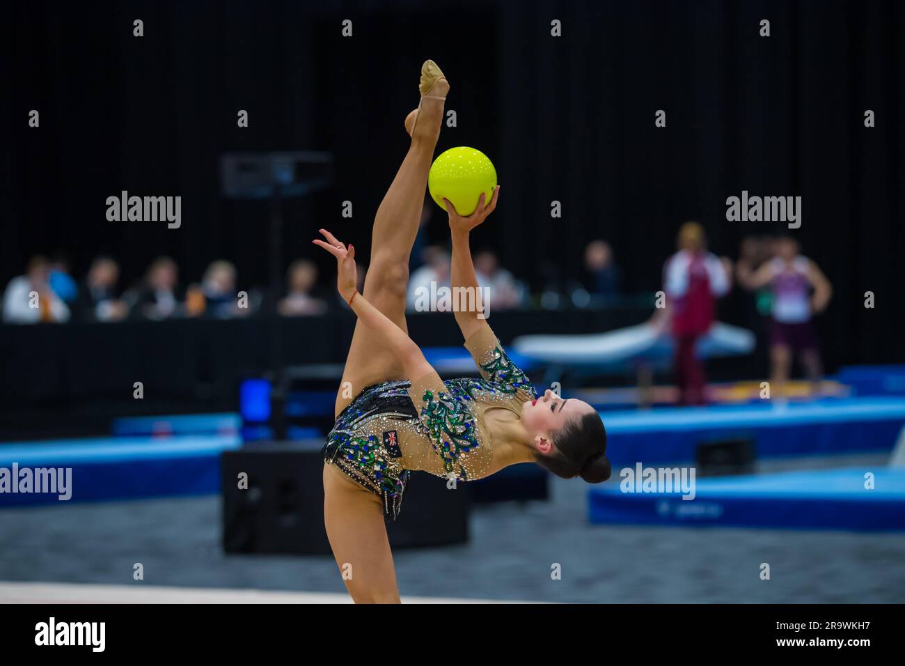 Alexandra Kiroi-Bogatireva, championne australienne de gymnastique rythmique internationale senior, qui se balance sur une échelle avant divisée tout en tenant une balle, lors des championnats australiens de gymnastique de 2023. Jour 1 du Championnat australien de gymnastique 2023, Gold Coast, Australie. Session internationale senior de gymnastique rythmique de la compétition. Banque D'Images