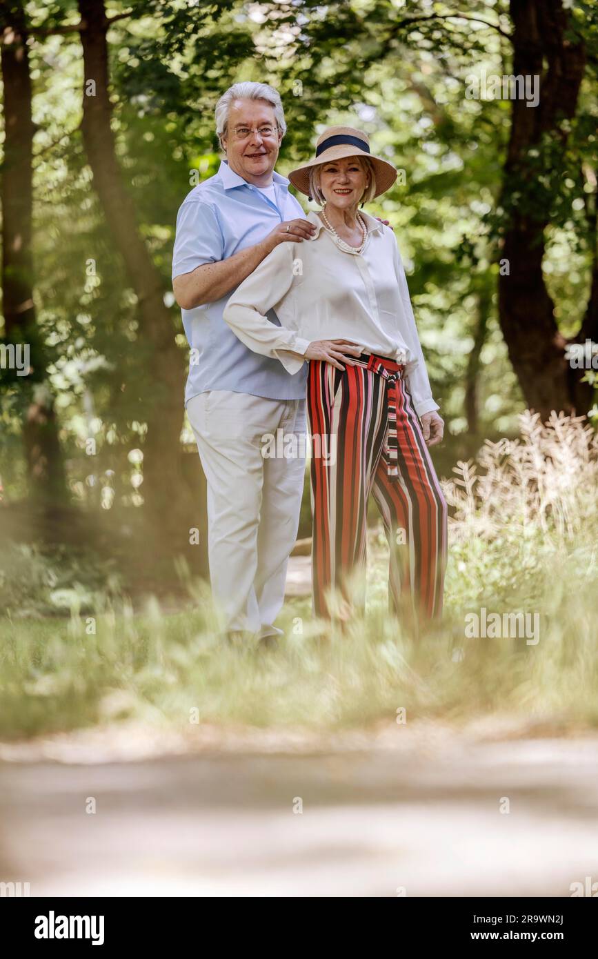 Joyeux couple âgé vêtu en été dans un parc, Cologne, Rhénanie-du-Nord-Westphalie, Allemagne Banque D'Images