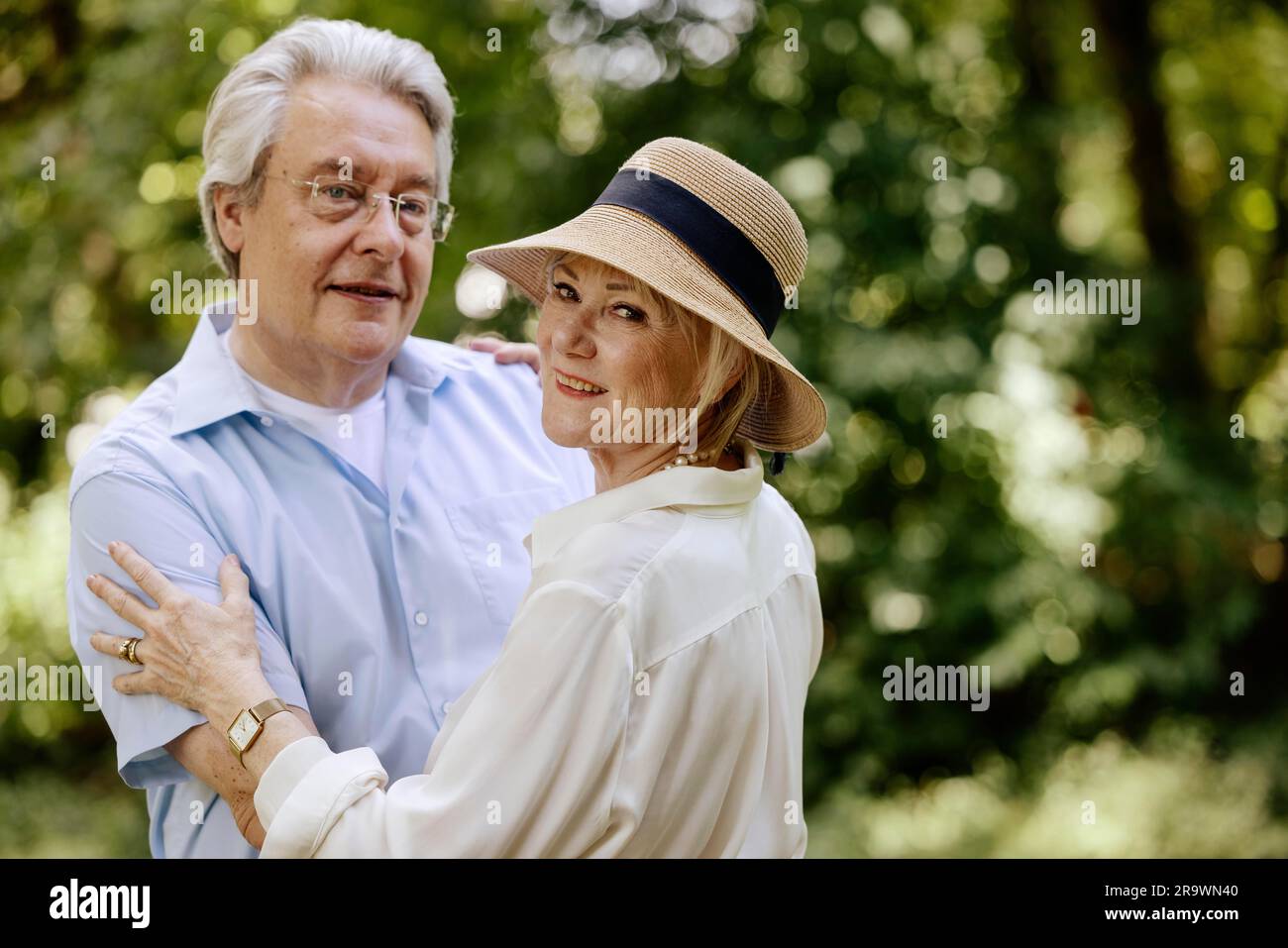 Joyeux couple âgé vêtu en été dans un parc, Cologne, Rhénanie-du-Nord-Westphalie, Allemagne Banque D'Images