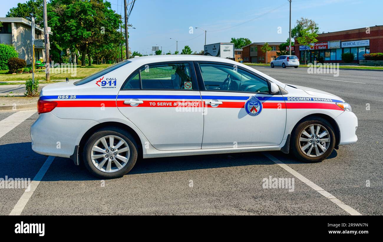 Un véhicule de police ou de cour de marque lisant document Services conduit dans une rue de la ville. Banque D'Images