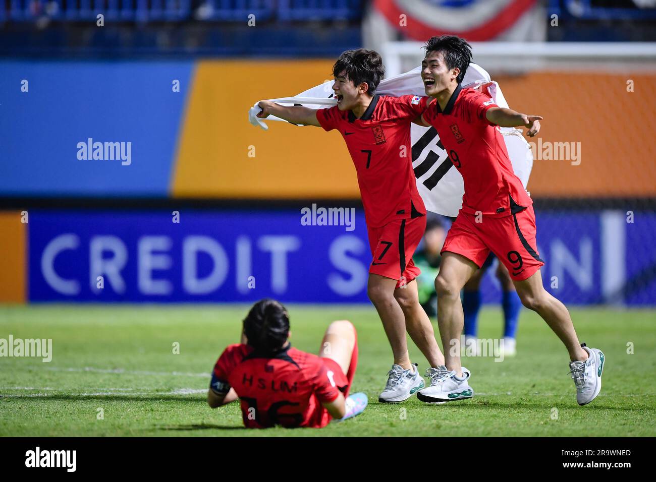 Pathum Thani, Thaïlande. 25th juin 2023. Yun do-Young (No.7) et Kim Myung-Jun (No.9) de la République de Corée célèbrent leurs célébrations après s'être qualifié pour les demi-finales à jouer dans la coupe du monde de la FIFA U-17 Indonésie 2023. Au cours de la COUPE ASIATIQUE AFC U17 THAÏLANDE 2023 match entre la Thaïlande et la République de Corée au stade Pathum Thani. Score final; Thaïlande 1:4 République de Corée (photo par Amphol Thongmueangluang/SOPA Images/Sipa USA) crédit: SIPA USA/Alay Live News Banque D'Images