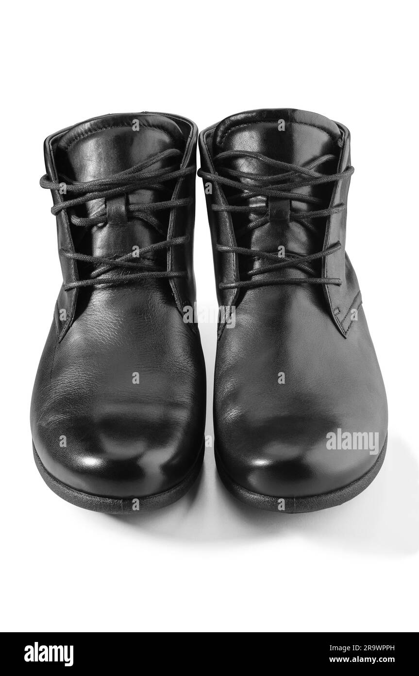 Une paire de chaussures femme en cuir noir brillant avec lacets, isolées sur fond blanc Banque D'Images