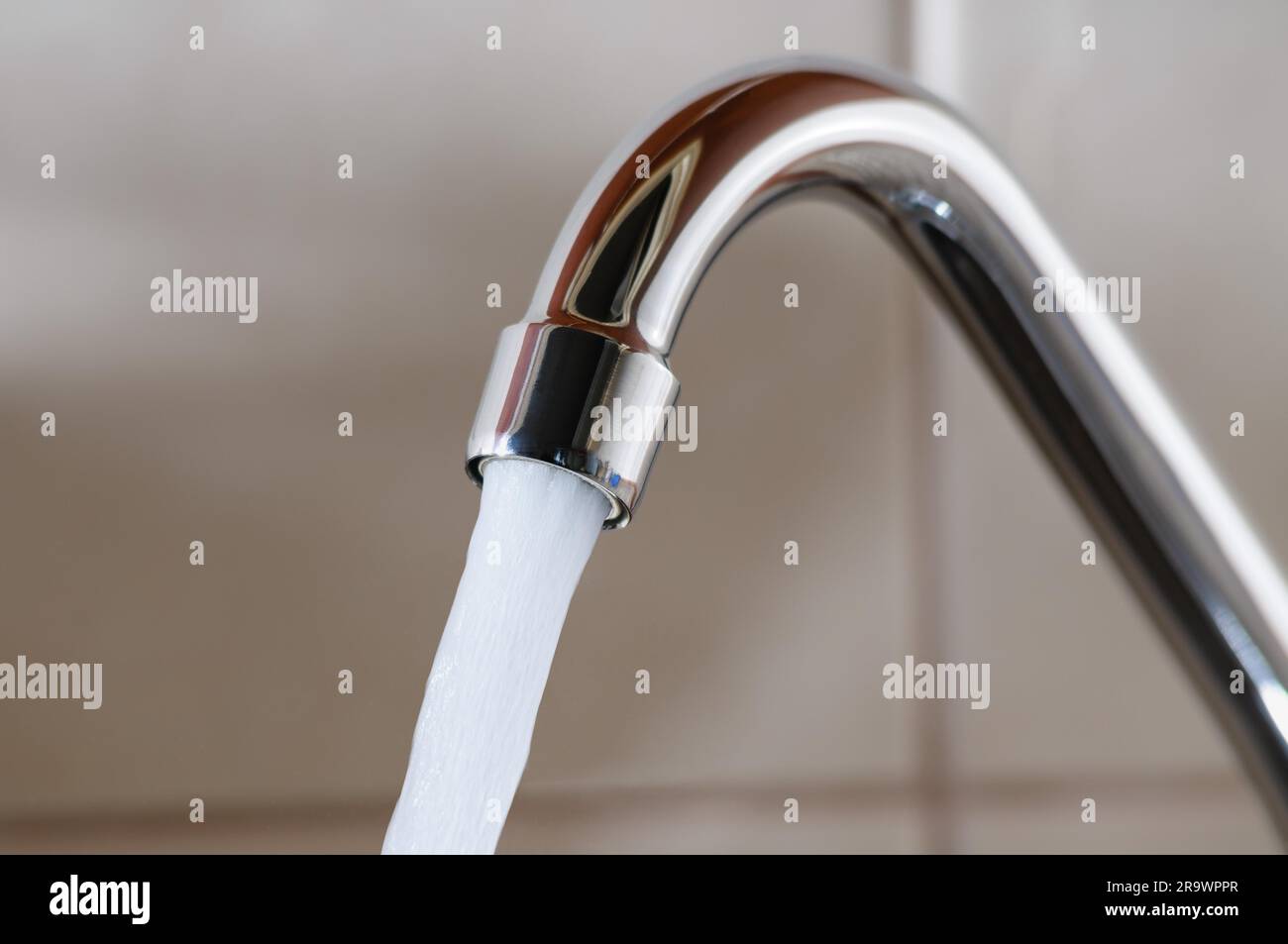 Image horizontale d'un robinet avec de l'eau qui coule fortement sous haute pression Banque D'Images
