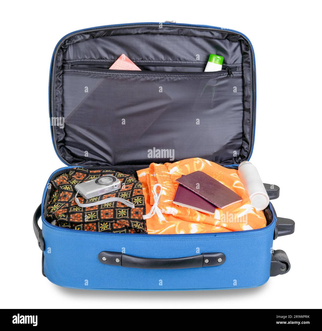 Valise bleu ouvert, prêt pour un voyage de vacances, avec l'appareil photo numérique et de passeports, isolé sur fond blanc Banque D'Images