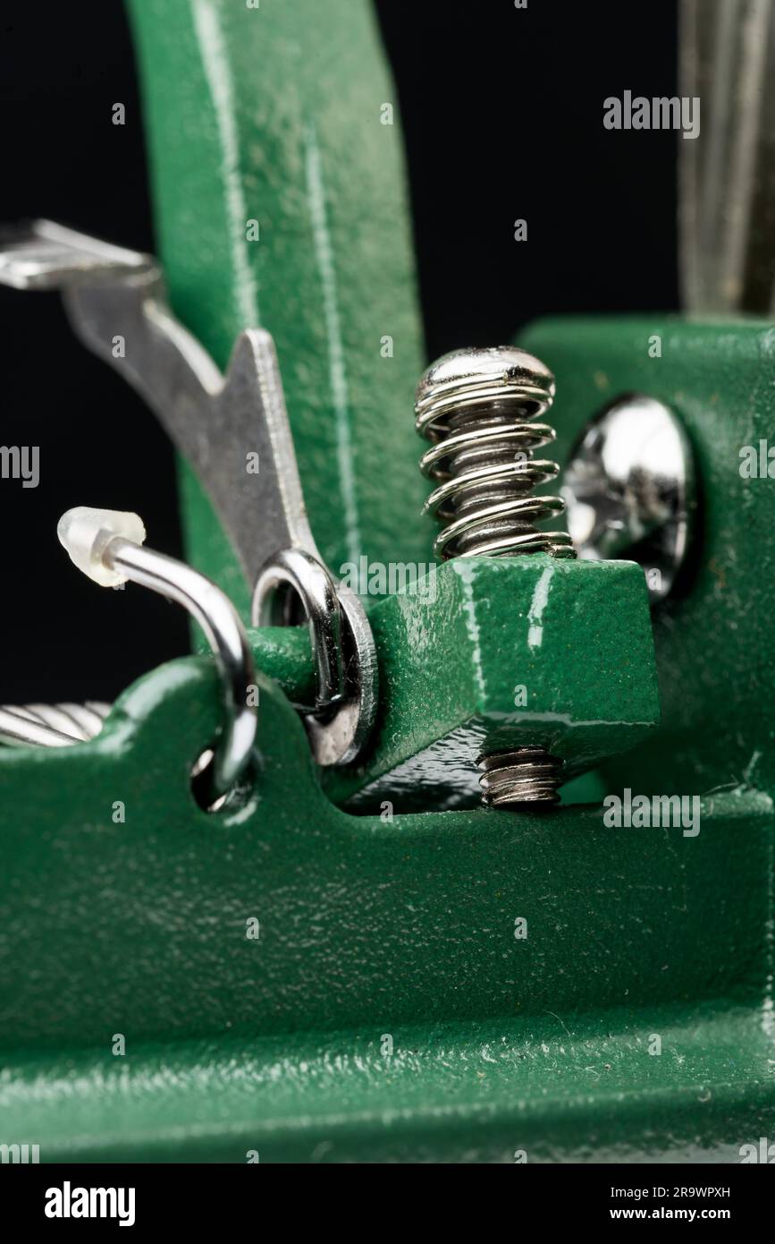 Détail d'une Macro printemps métallique sur une machine à découper, sur fond noir Banque D'Images Détail d'une Macro printemps métallique sur une machine à découper, sur fond noir Banque D'Images
