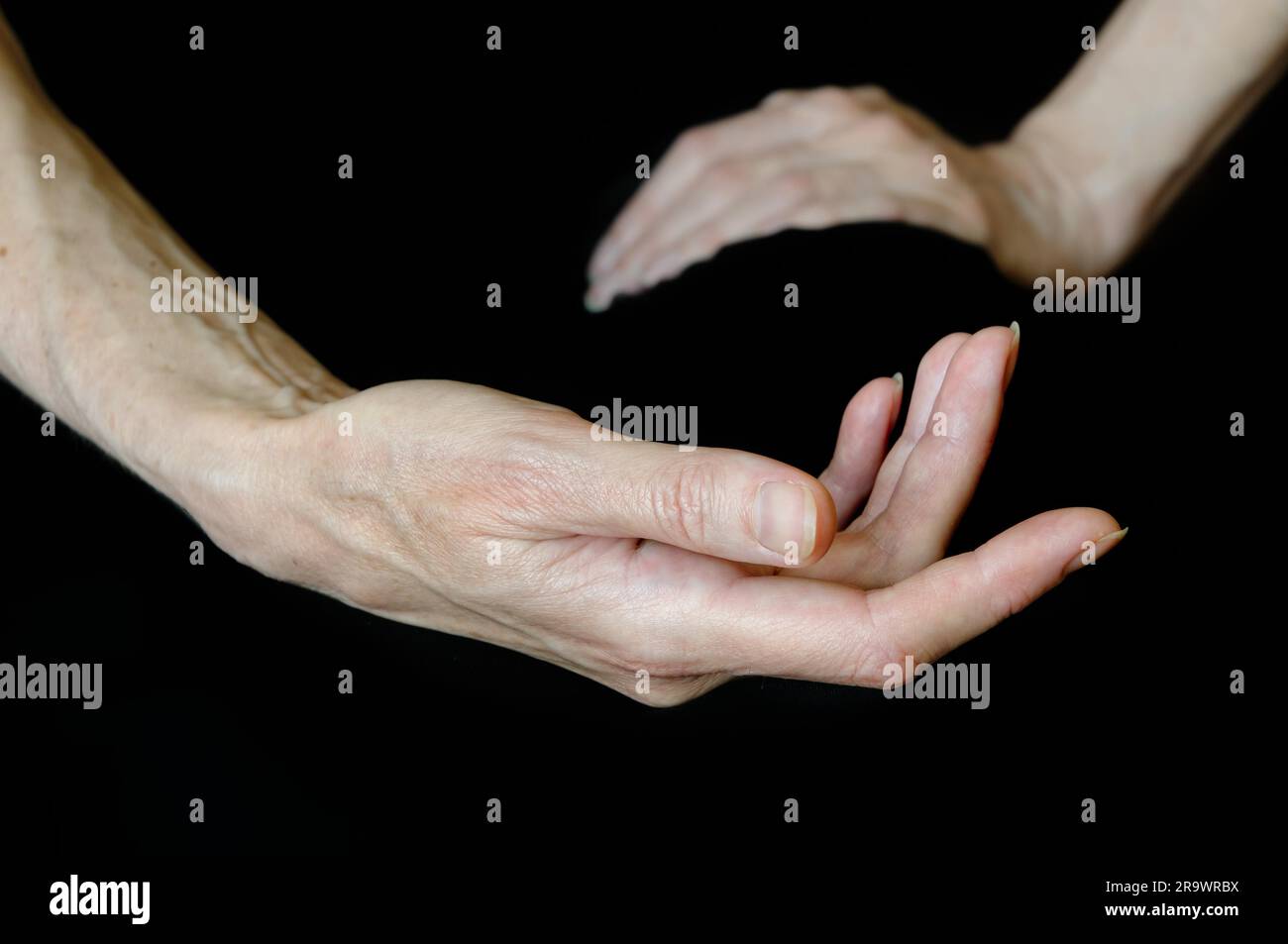 Différentes positions de senior woman's hands sur fond noir Banque D'Images