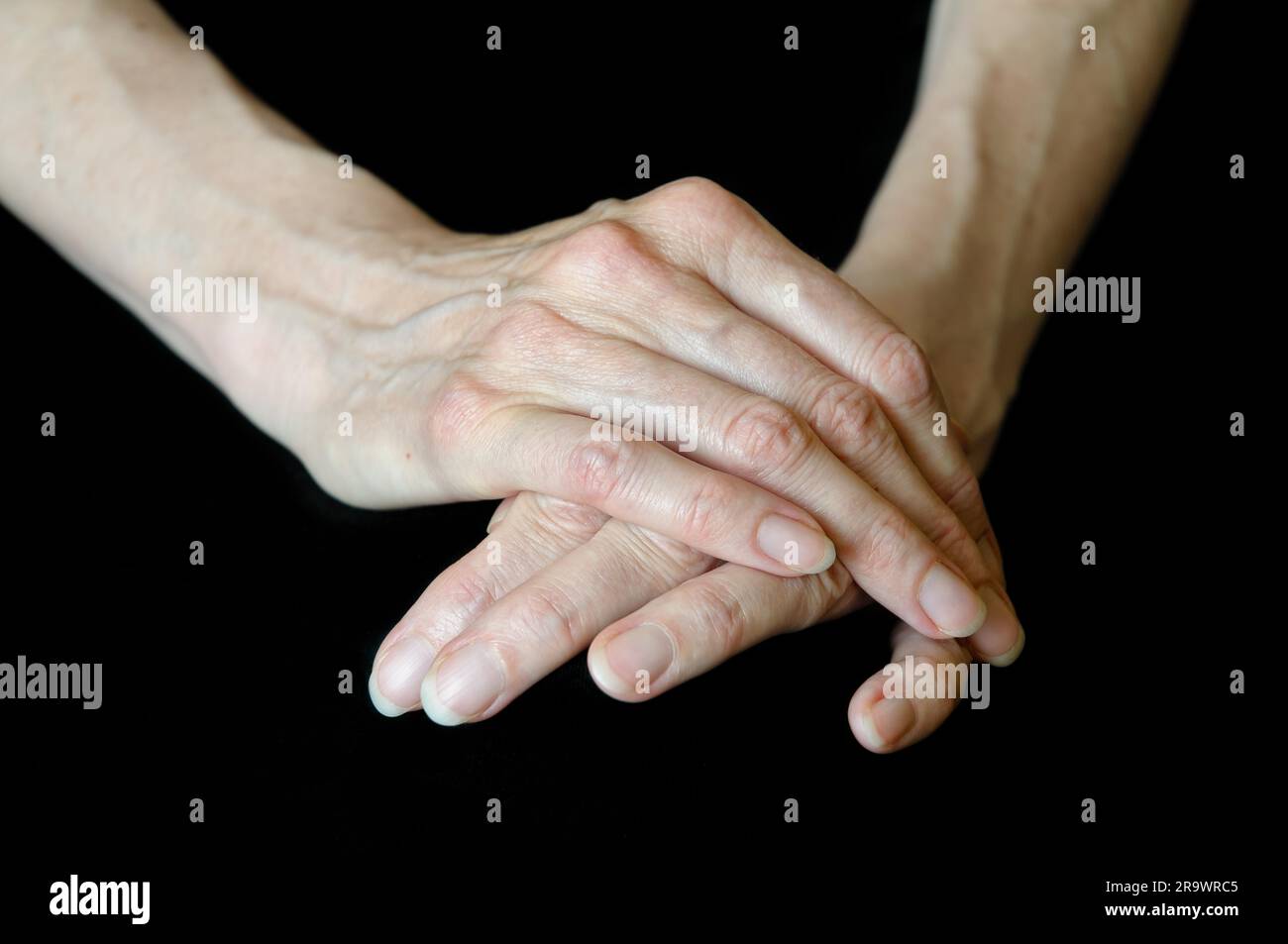Différentes positions de senior woman's hands sur fond noir Banque D'Images